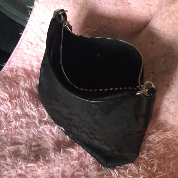 Elegant Black Shoulder Bag with Silver Zip Detail - Picture 6 of 6